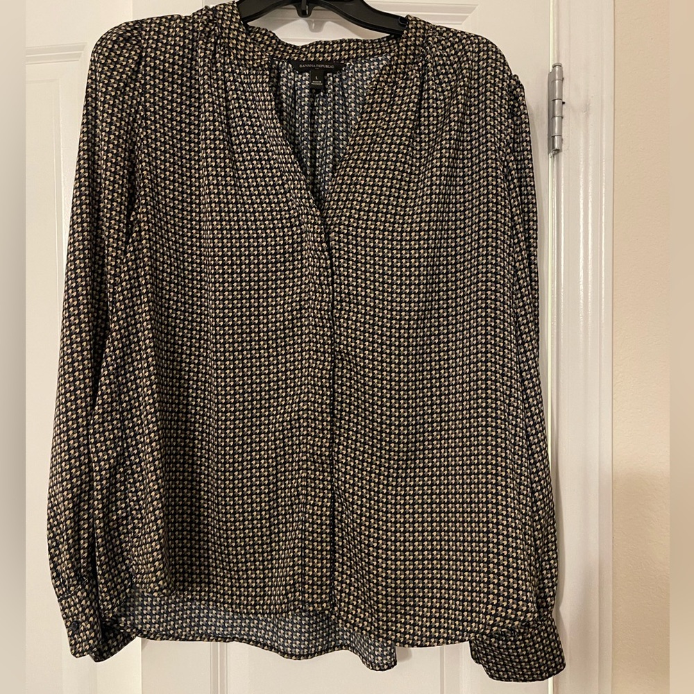 Banana Republic Black and gold patterned blouse L